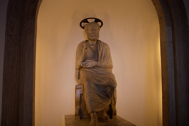 На входе в катакомбы Собора – статуя Святого Петра с ключами от  рая