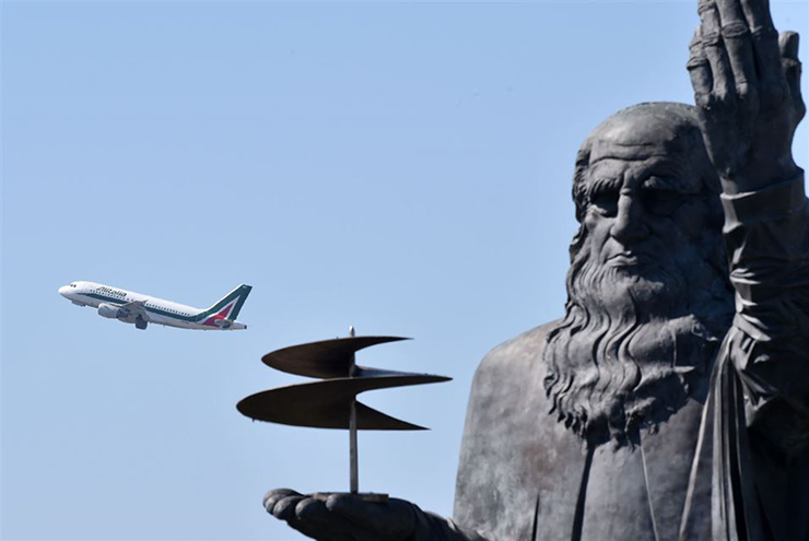 Статуя Леонардо да Винчи в аэропорту да Винчи в Риме