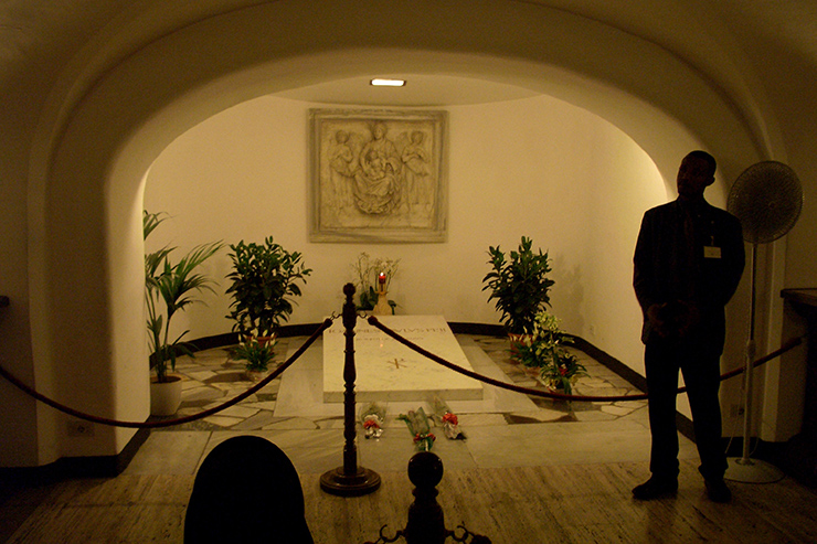 Могила Иоанна Павла II в катакомбах Собора Святого Петра