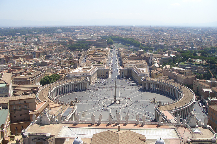 Вид на площадь Святого Петра (Piazza S. Pietro) со смотровой площадки купола Собора