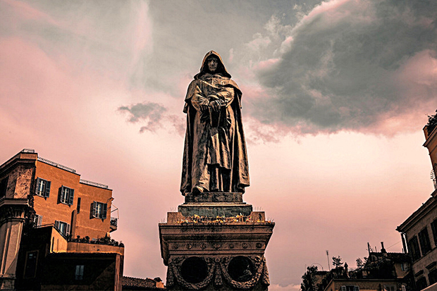 Памятник Джордано Бруно на месте его казни в Риме